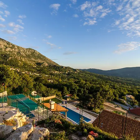 Falcon Rook - Four-bedroom With Terrace And Swimming Pool
