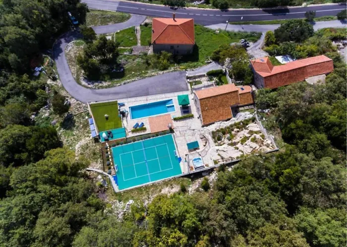 Falcon Rook - Four-bedroom With Terrace And Swimming Pool