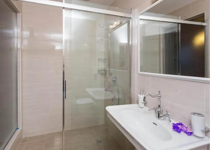 Falcon Rook - Four-bedroom With Terrace And Swimming Pool * Dubravka