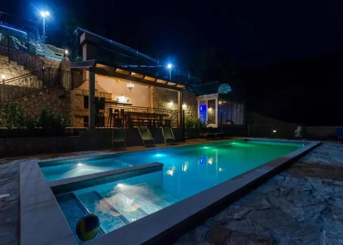 Falcon Rook - Four-bedroom With Terrace And Swimming Pool * Dubravka