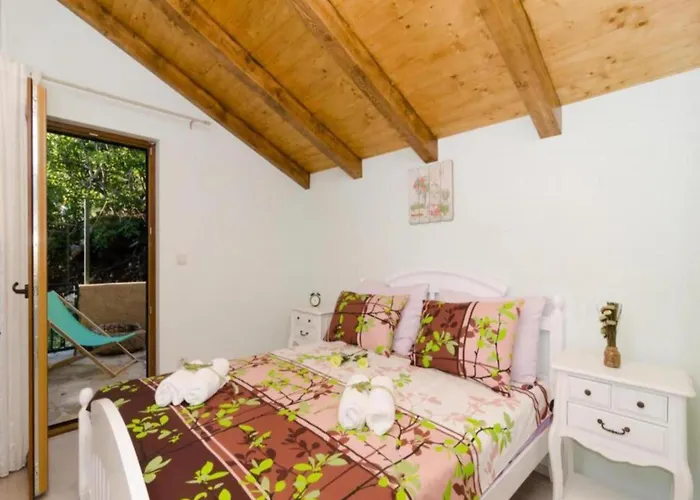 Villa Falcon Rook - Four-bedroom With Terrace And Swimming Pool