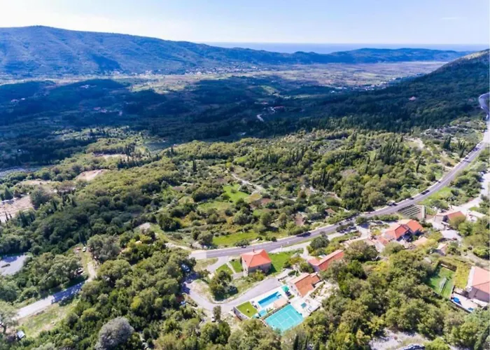 Falcon Rook - Four-bedroom With Terrace And Swimming Pool