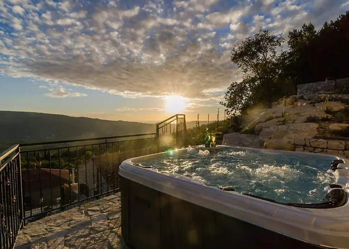 Falcon Rook - Four-bedroom With Terrace And Swimming Pool Dubravka