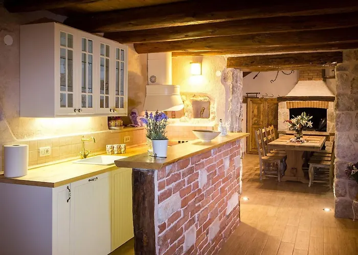 Falcon Rook - Four-bedroom With Terrace And Swimming Pool *