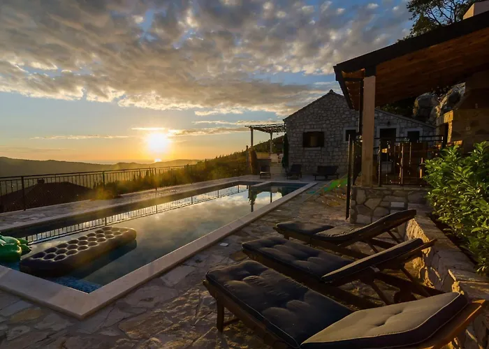 Falcon Rook - Four-bedroom With Terrace And Swimming Pool Dubravka