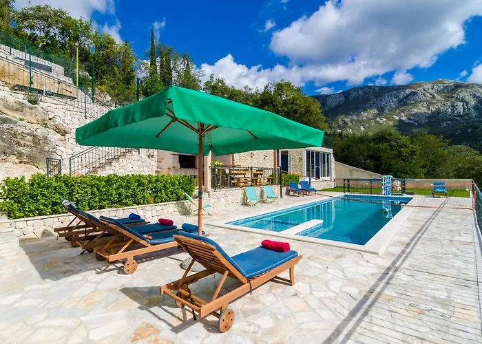 Villa Falcon Rook - Four-bedroom With Terrace And Swimming Pool *