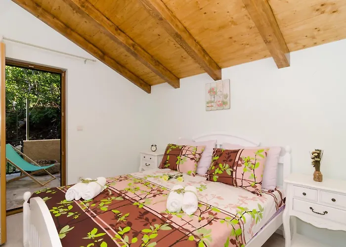 Falcon Rook - Four-bedroom With Terrace And Swimming Pool *