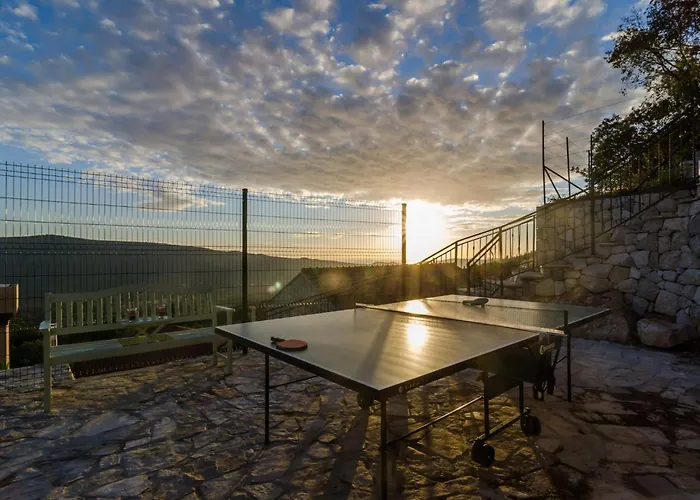 Falcon Rook - Four-bedroom With Terrace And Swimming Pool