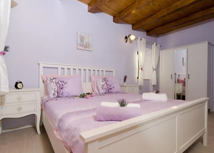 Falcon Rook - Four-bedroom With Terrace And Swimming Pool *