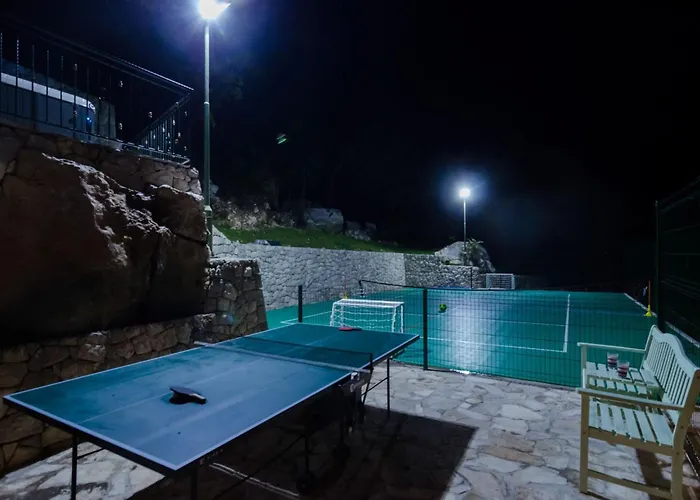 Falcon Rook - Four-bedroom With Terrace And Swimming Pool Dubravka