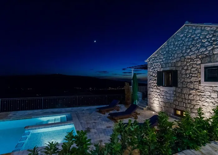 Falcon Rook - Four-bedroom With Terrace And Swimming Pool * Dubravka