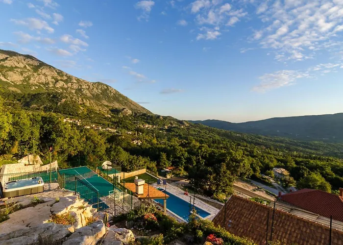 Falcon Rook - Four-bedroom With Terrace And Swimming Pool Villa