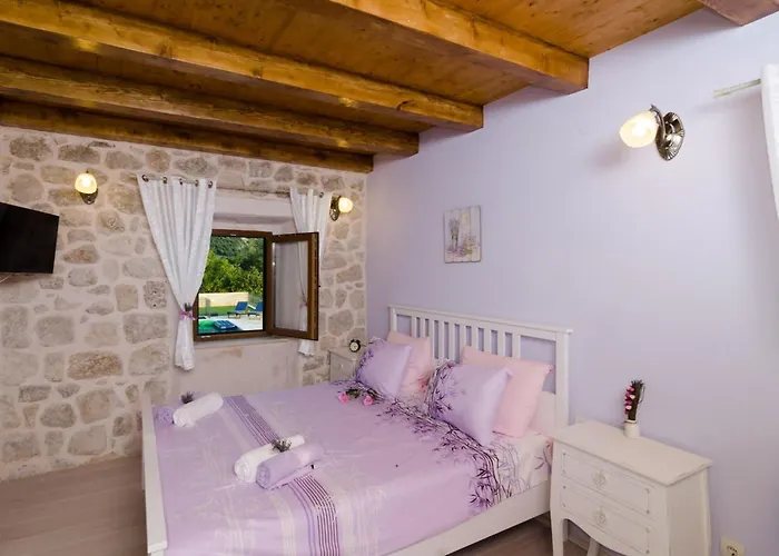 Villa Falcon Rook - Four-bedroom With Terrace And Swimming Pool