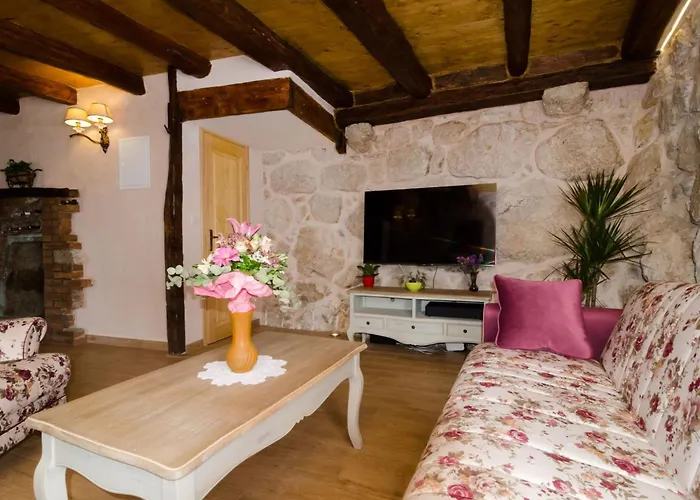 Falcon Rook - Four-bedroom With Terrace And Swimming Pool * Dubravka