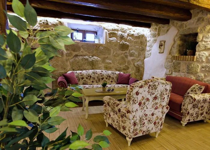 Falcon Rook - Four-bedroom With Terrace And Swimming Pool