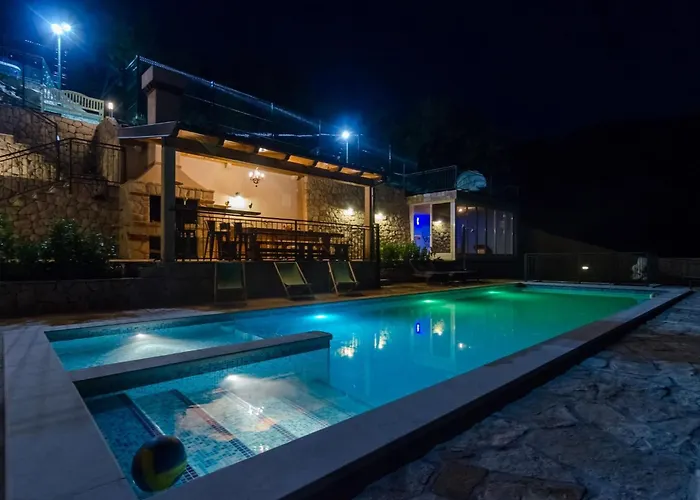 Villa Falcon Rook - Four-bedroom With Terrace And Swimming Pool Dubravka