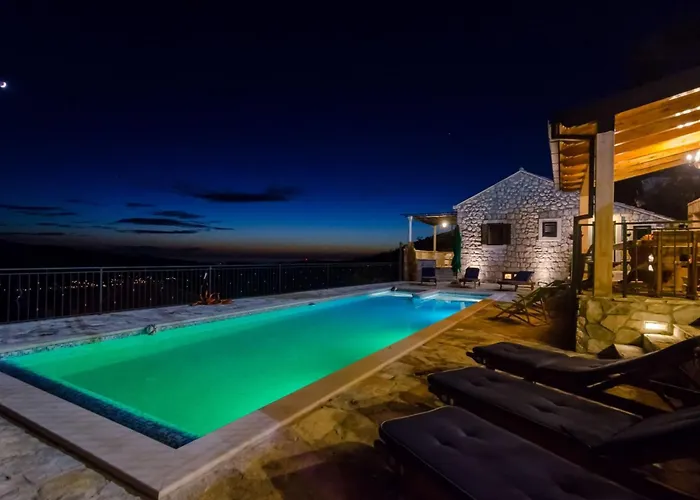 Falcon Rook - Four-bedroom With Terrace And Swimming Pool * Dubravka