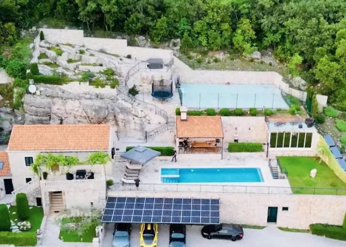 Falcon Rook - Four-bedroom With Terrace And Swimming Pool * Dubravka